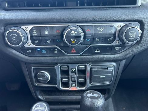 Used 2024 Jeep Wrangler Unlimited w/ Convenience Group AWD/4WD image 24