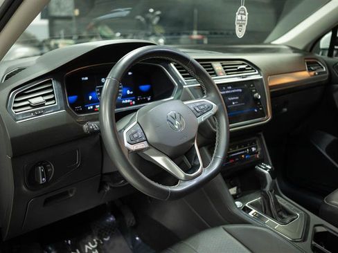 Used 2022 Volkswagen Tiguan SE w/ Panoramic Sunroof Package image 9