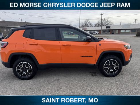 New 2026 Jeep Compass Trailhawk w/ Sun, Sound & Navigation Group AWD/4WD image 7