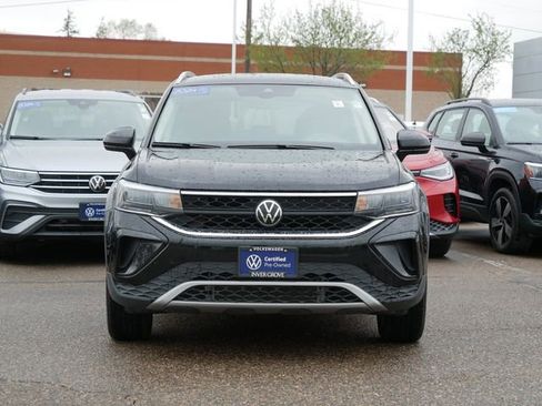 Certified 2024 Volkswagen Taos SE image 2