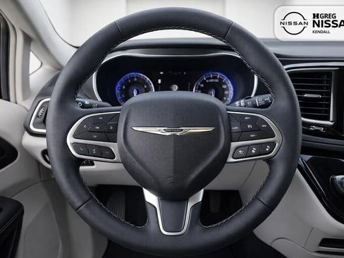Used 2023 Chrysler Pacifica Touring-L FWD image 7