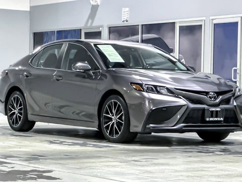 Used 2023 Toyota Camry SE image 6