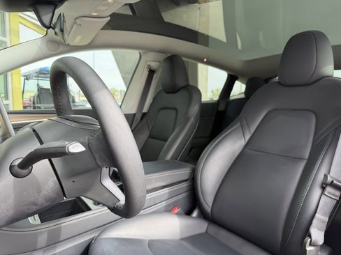 Used 2025 Tesla Model Y Long Range RWD image 36