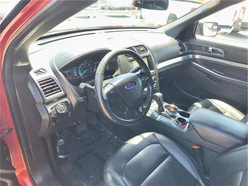 Used 2018 Ford Explorer XLT w/ Equipment Group 202A FWD image 5