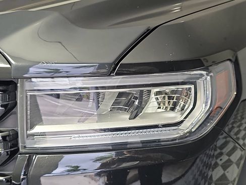 Used 2023 GMC Acadia SLE w/ Driver Convenience Package FWD image 29
