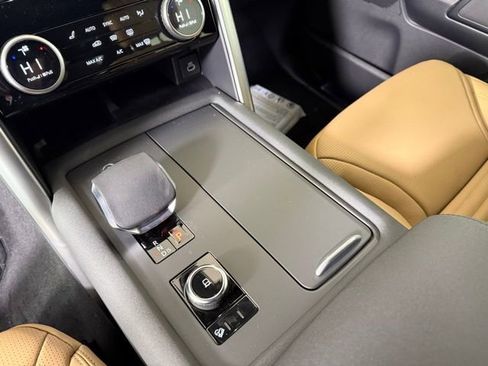 Used 2025 Land Rover Discovery Dynamic SE image 21