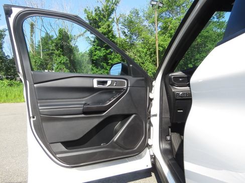 Used 2020 Ford Explorer XLT w/ Equipment Group 202A AWD/4WD image 9
