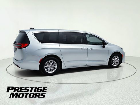 Used 2024 Chrysler Pacifica Touring-L FWD image 8
