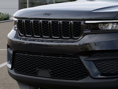 New 2025 Jeep Grand Cherokee Altitude image 11