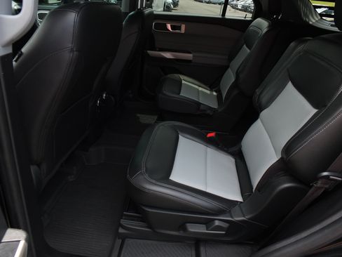 Used 2022 Ford Explorer XLT w/ Equipment Group 202A AWD/4WD image 12