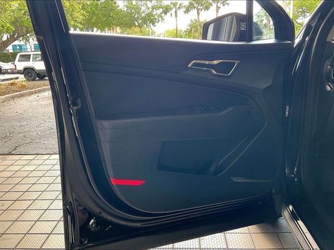 Used 2025 Kia Sportage LX image 2