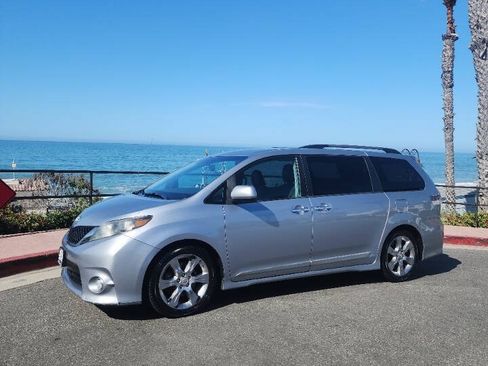 Used 2013 Toyota Sienna SE FWD image 15