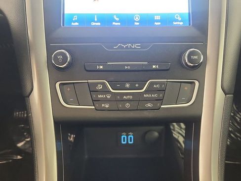 Used 2020 Ford Fusion SE image 7