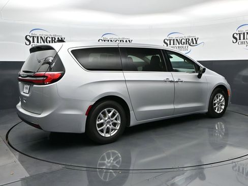 Used 2024 Chrysler Pacifica Touring-L FWD image 9