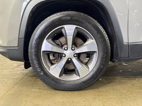 Used 2019 Jeep Cherokee Limited w/ Luxury Group AWD/4WD image 12