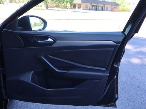 Used 2021 Volkswagen Jetta SE FWD image 25