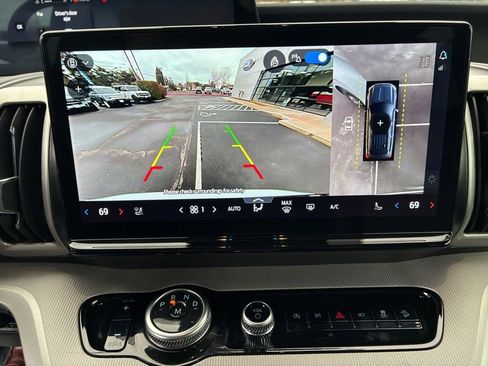 Used 2025 Ford Expedition Active image 17