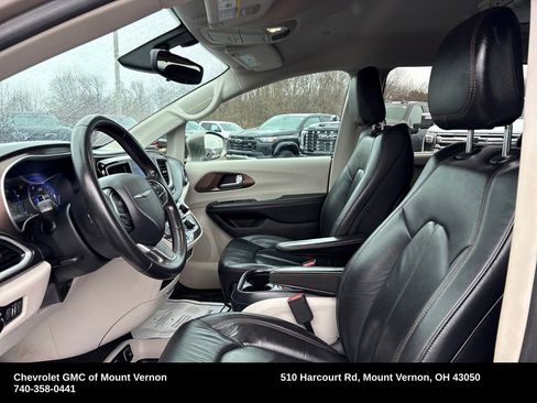 Used 2017 Chrysler Pacifica Touring-L image 10