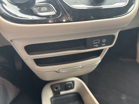 Used 2018 Chrysler Pacifica Touring-L FWD image 11