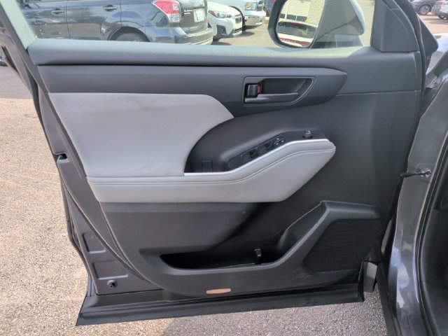 Used 2022 Toyota Highlander LE FWD image 10