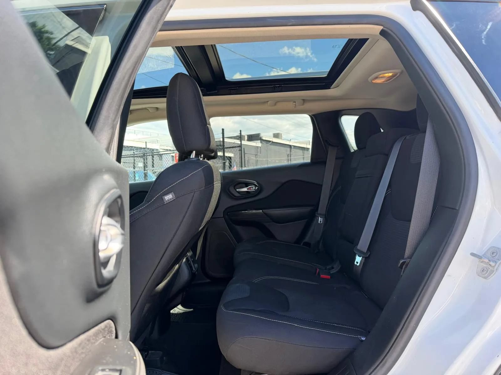 Used 2015 Jeep Cherokee Latitude w/ Comfort/Convenience Group FWD image 32