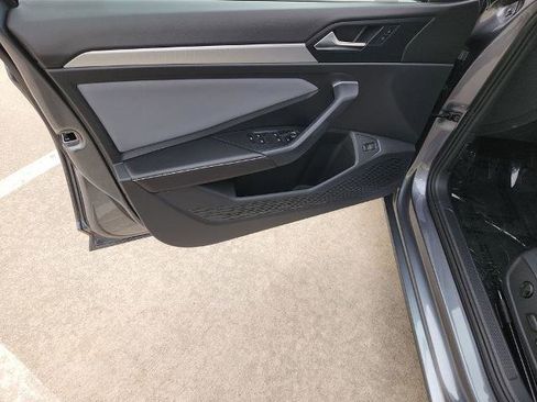 Used 2025 Volkswagen Jetta SE image 28