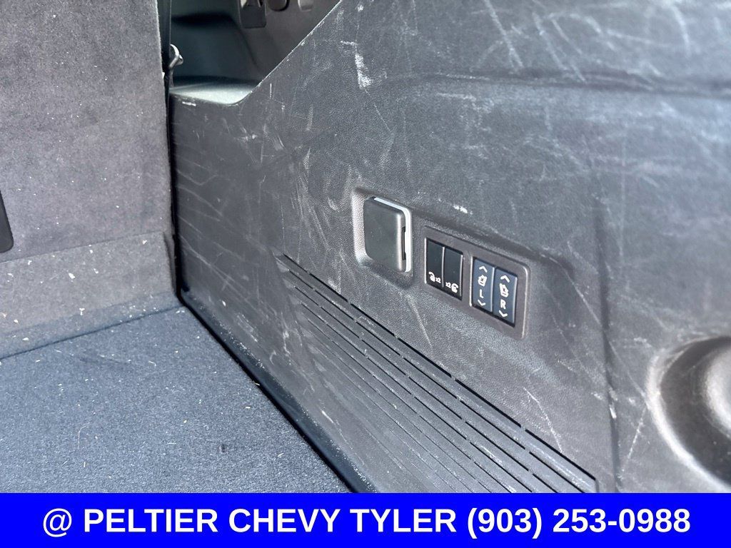 Used 2024 Chevrolet Suburban LT w/ Luxury Package RWD image 26