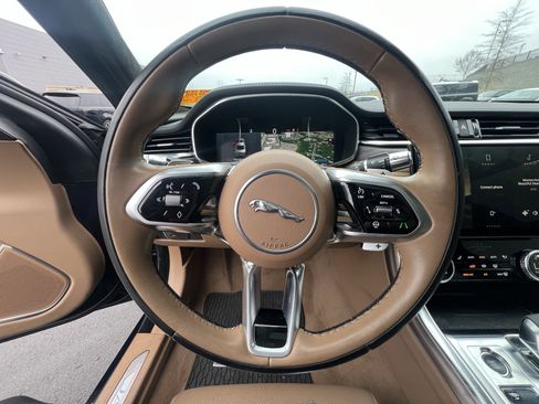 Used 2022 Jaguar XF SE image 20