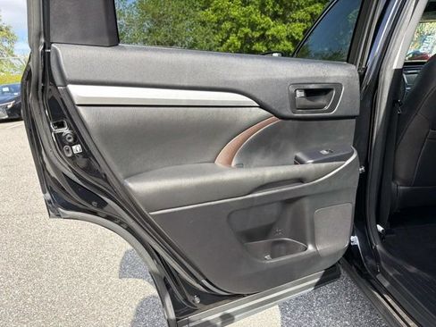 Certified 2017 Toyota Highlander LE FWD image 12