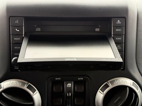 Used 2018 Jeep Wrangler Unlimited Sahara w/ Connectivity Group image 28