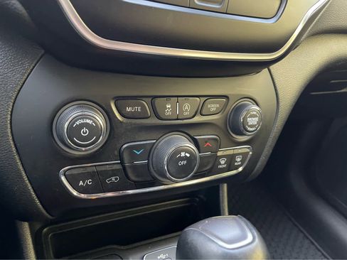 Used 2019 Jeep Cherokee Latitude Plus w/ Cold Weather Group image 17