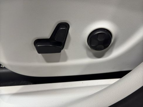 Used 2020 Jeep Cherokee Latitude Plus w/ Cold Weather Group image 15