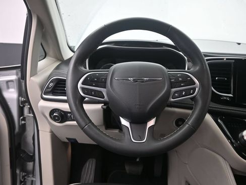 Used 2023 Chrysler Pacifica Limited FWD image 26