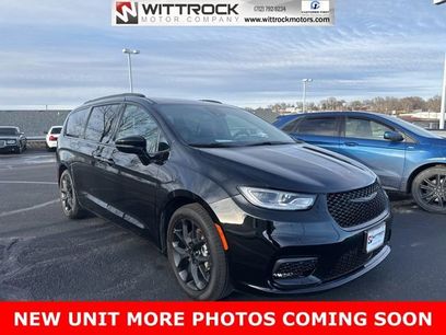 Used 2024 Chrysler Pacifica Touring-L w/ S Appearance Package