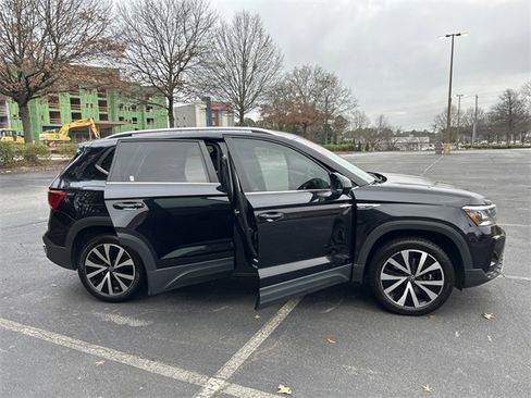 Used 2022 Volkswagen Taos SE image 11