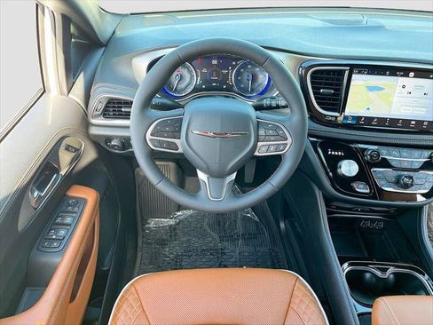 Certified 2024 Chrysler Pacifica Pinnacle FWD image 24