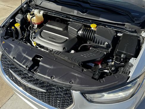 Used 2023 Chrysler Pacifica Limited image 36