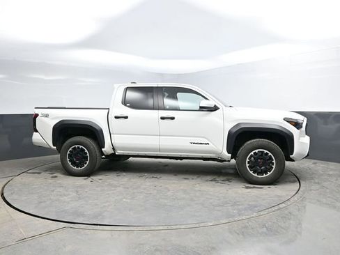 Used 2024 Toyota Tacoma TRD Off-Road image 10