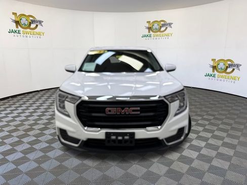 Used 2024 GMC Terrain SLE image 3