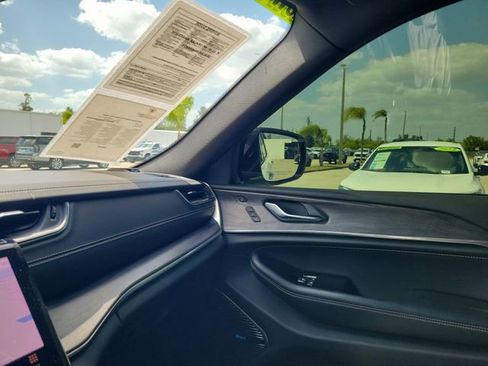 Used 2022 Jeep Grand Cherokee Overland w/ Luxury Tech Group IV image 30