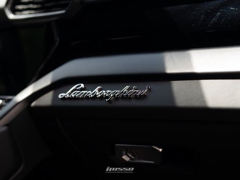 Used 2021 Lamborghini Urus AWD/4WD image 45