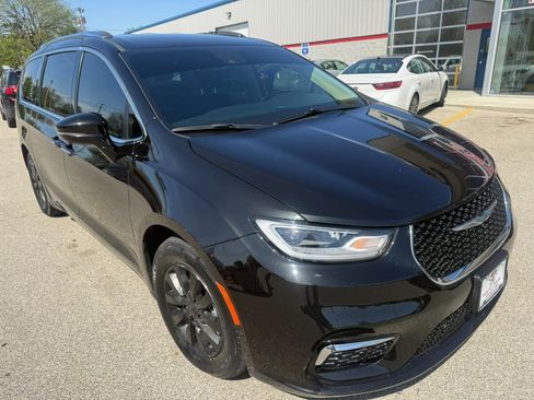 Used 2021 Chrysler Pacifica Touring-L FWD image 3