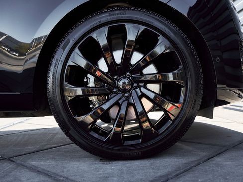 Used 2025 Land Rover Range Rover Long Wheelbase Autobiography image 19