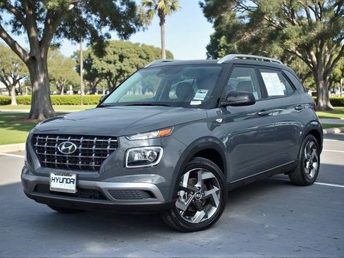 Used 2024 Hyundai Venue Limited image 2