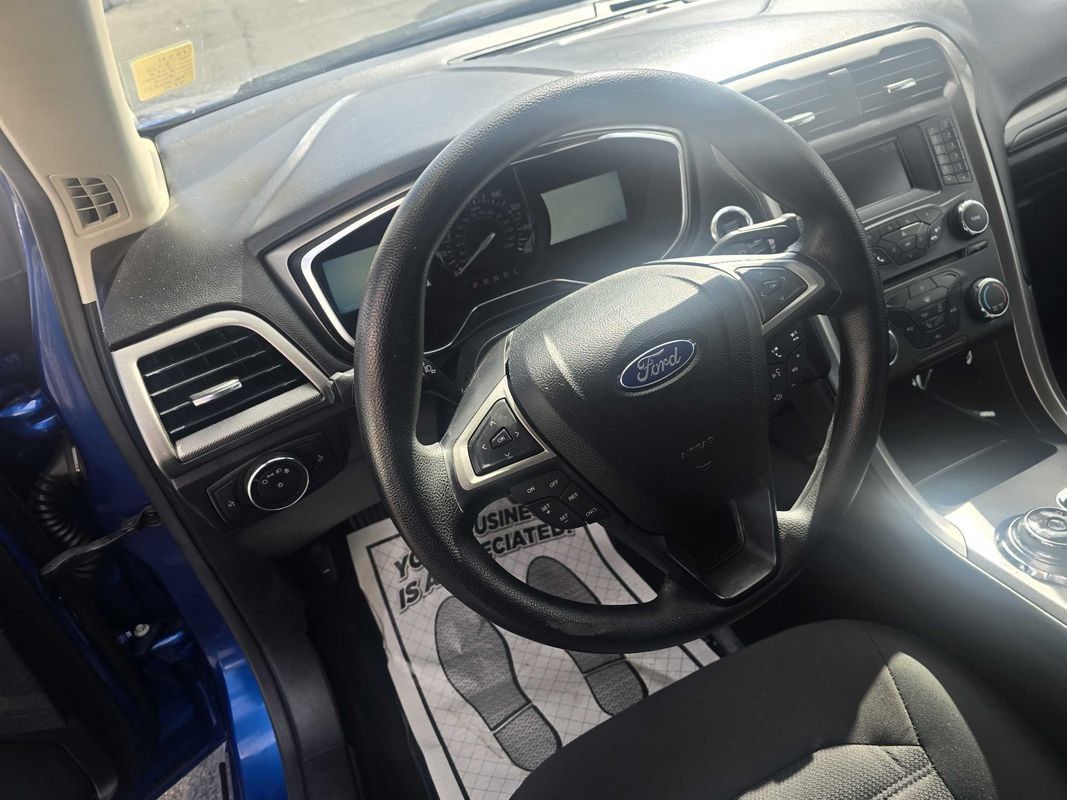 Used 2017 Ford Fusion SE FWD image 18