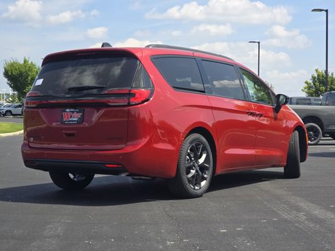 New 2026 Chrysler Pacifica Limited w/ S Appearance Package image 16