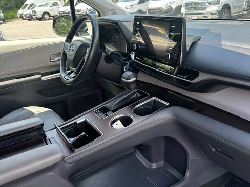 Used 2021 Toyota Sienna XLE w/ XLE Plus Package FWD image 39