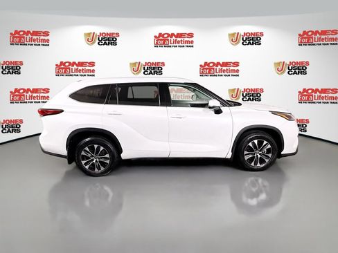Used 2022 Toyota Highlander XLE AWD/4WD image 17