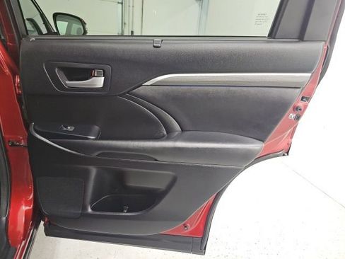 Used 2017 Toyota Highlander SE image 36