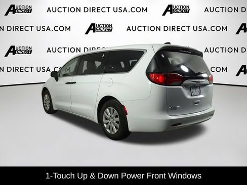 Used 2021 Chrysler Voyager L FWD image 5
